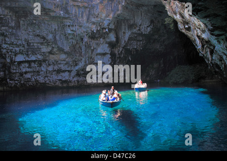 Boot auf dem unterirdischen See Melissani, Insel Kefalonia, Griechenland, Europa Stockfoto