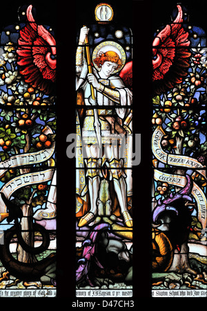 Eine beeindruckende Darstellung von St. Michael und der Drache in der Pfarrkirche der Heiligen Dreifaltigkeit, Skipton, Yorkshire, England Stockfoto