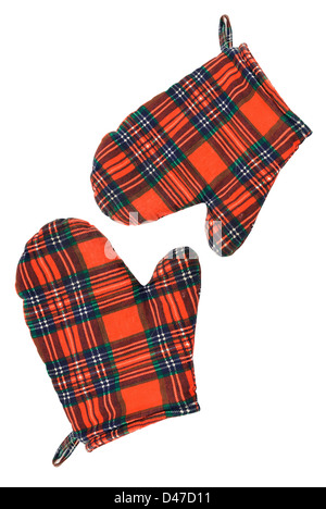 Paar Topflappen Tartan vor weißem Hintergrund Stockfoto