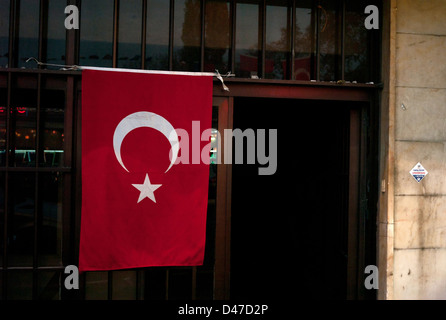 Türkische Flagge, Tophane Iskele Caddesi, Istanbul, Türkei Stockfoto