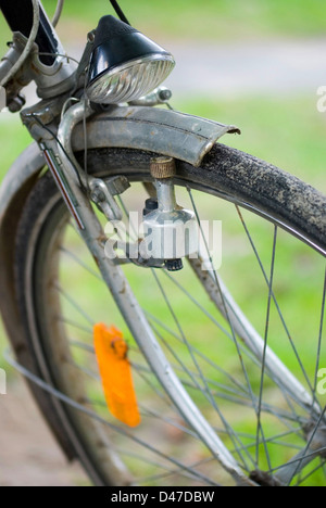 Nahaufnahme von Fahrrad-Rad mit dynamo Stockfoto