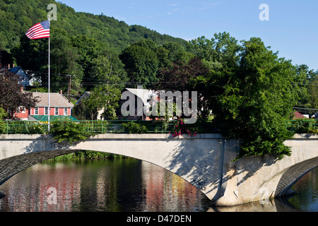 Eine amerikanische Flagge glies über die Brücke der Blumen in Shelburne Falls, Massachusetts. Stockfoto