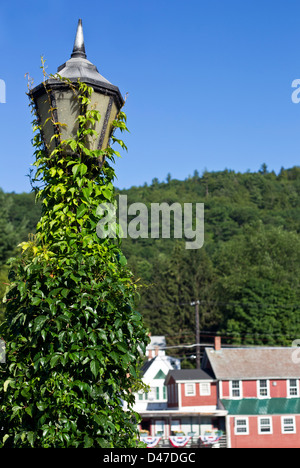 Lamp Post von der Brücke der Blumen in Shelburne Falls, Massachusetts. Stockfoto