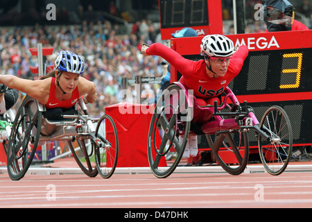 Shirley Reilly und Amanda McGrory von Vereinigten Staaten in den Frauen 5000m T54 im Olympiastadion bei den Paralympics in London 2012. Stockfoto