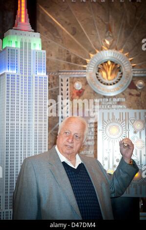 New York, USA. 7. März 2013. TOMMY LASORDA, Baseball Hall of Fame, Dodgers Symbol, World Baseball Classic Ambassador, World Series und Olympia-Gold-Medaille gewinnen Manager Lichter das Empire State Building zu Beginn des Turniers feiern spielen in den USA, Donnerstag, 7. März 2013. (Bild Kredit: Bryan Smith/ZUMAPRESS.com ©) Stockfoto