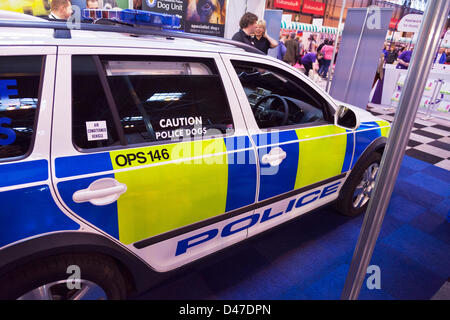 Birmingham, Vereinigtes Königreich. 7. März 2013. Crufts 2013 Hundeausstellung im nationalen Ausstellungszentrum NEC Birmingham UK England Tag eines der führenden Dog Show und Wettbewerb Polizei Auto Display-Ständer. Bildnachweis: Paul Thompson Live-Nachrichten / Alamy Live News Stockfoto