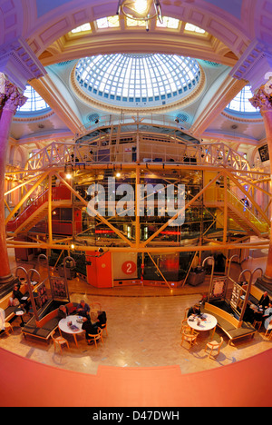 Innere des Royal Exchange Building in Manchester zeigt das Theater in der Mitte. Stockfoto