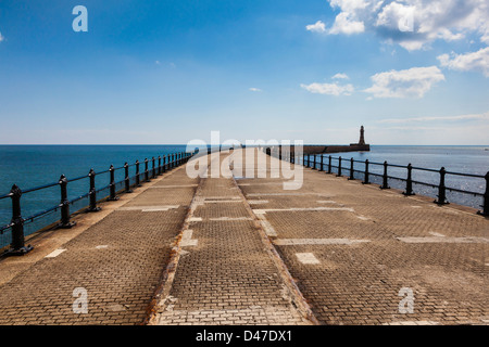 Angler entlang und der Leuchtturm am Ende der Roker Pier, an der Mündung des Flusses tragen Sunderland, Tyne and Wear, UK Stockfoto