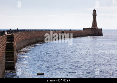 Angler, Leuchtturm am Ende der Roker Pier, an der Mündung des Flusses tragen Sunderland, Tyne and Wear, UK Stockfoto