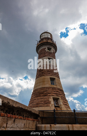 Stein-Leuchtturm am Ende der Roker Pier, an der Mündung des Flusses tragen Sunderland, Tyne and Wear, UK Stockfoto