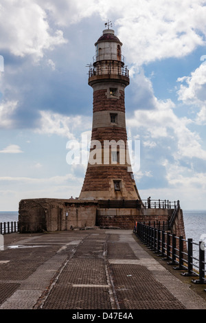 Angler am Leuchtturm am Ende der Roker Pier, an der Mündung des Flusses tragen Sunderland, Tyne and Wear, UK Stockfoto