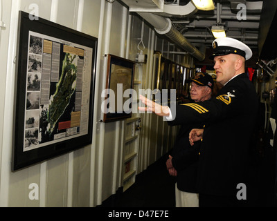 Der ehemalige Präsident Jimmy Carter besucht die USS Peleliu. Stockfoto