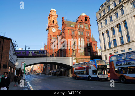 Oxford Road in Manchester zeigt die Zuflucht Bau- und Brücke am Bahnhof Oxford Road. Stockfoto