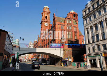 Oxford Road in Manchester zeigt die Zuflucht Bau- und Brücke am Bahnhof Oxford Road. Stockfoto