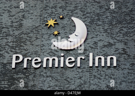 Premier Inn Zeichen und Logos auf der Seite ihre Hotels in Manchester. Stockfoto