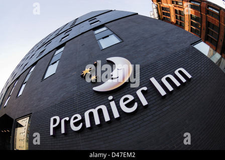 Premier Inn Zeichen und Logos auf der Seite ihre Hotels in Manchester. Stockfoto