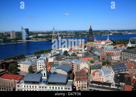 Blick vom St. Peter Church auf der Rigaer Altstadt und Fluss Daugava Stockfoto