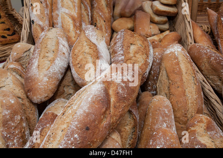 Selbstgebackenes Brot im Brotkorb zum Verkauf auf dem International Continental Food Festival in Wigan, Lancashire, England, UK Stockfoto