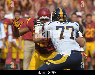 22. September 2012 - Los Angeles, CA, Vereinigte Staaten von Amerika - {Jahr} Los Angeles, CA am 22. September... USC Trojans defensive Lineman (96) Wes Horton während der NCAA Football-Spiel zwischen den USC Trojans und die California Golden Bears am Kolosseum in Los Angeles, Kalifornien. Die USC Trojans besiegen die California Golden Bears 27-9... (Obligatorische Credit: Jose Marin / MarinMedia / Cal Sport Media) Stockfoto