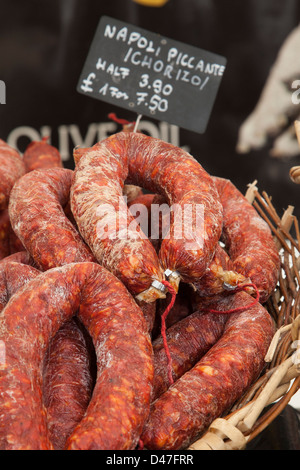 Continental Foods; Italianische Napoli Piccante Chorizo beim Internationalen Continental Food Festival in Wigan, Lancashire, England, Großbritannien Stockfoto