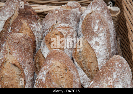 Walnuss Brot im Brotkorb  Homemade Brot zum Verkauf an das International Food Festival in Wigan, Lancashire, England, UK Stockfoto