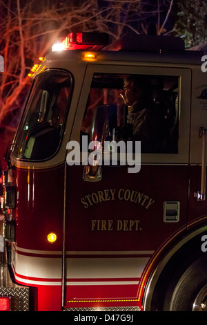 Ein Feuerwehrmann in einer Unterstützung LKW kommt auf Szene bei einem Hausbrand in Fernley Nevada Stockfoto