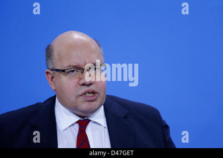 Berlin, Deutschland. 7. März 2013. Pressekonferenz nach dem Treffen von Bundeskanzlerin Angela Merkel mit den wichtigsten Akteuren in der Energiewende. Vertreter der Wirtschaft, Gewerkschaften und Wissenschaft haben an der Besprechung teilnehmen.  Am Bild: Peter Altmaier (CDU), Bundesminister für Umwelt, während der Pressekonferenz. Stockfoto