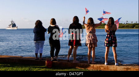 Familie und Freunde willkommen USS Port Royal nach Pearl Harbor. Stockfoto