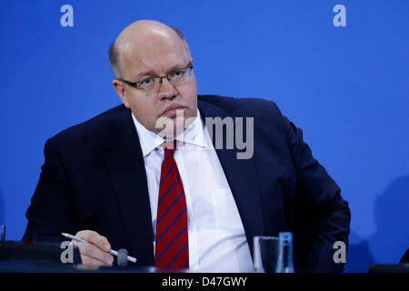 Berlin, Deutschland. 7. März 2013. Pressekonferenz nach dem Treffen von Bundeskanzlerin Angela Merkel mit den wichtigsten Akteuren in der Energiewende. Vertreter der Wirtschaft, Gewerkschaften und Wissenschaft haben an der Besprechung teilnehmen.  Am Bild: Peter Altmaier (CDU), Bundesminister für Umwelt. Stockfoto