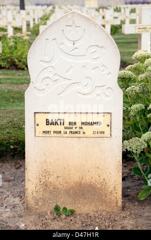 Eine typische islamischen Grabstein im französischen National Cemetery, Villers-Cotterets, Aisne, Picardie, Frankreich. Stockfoto