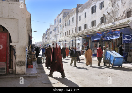 Menschen in der Medina oder Hauptstraße der Altstadt von Essaouira an der atlantischen Küste von Marokko, Nordafrika Stockfoto