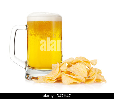 Bierkrug und Haufen von Kartoffel-Chips. Isoliert auf weißem Hintergrund Stockfoto