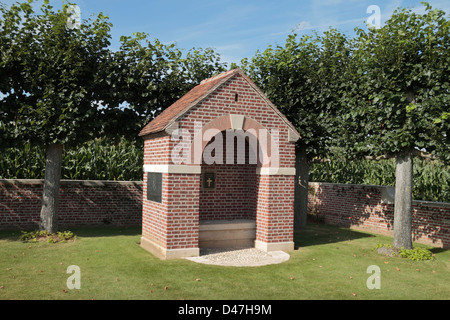 Denkmal-Sitz mit Friedhof Register & Besucher Buch in Schinken British Cemetery, Muille-Villette, Somme Picardie, Frankreich. Stockfoto