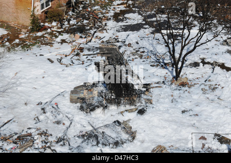 Brandbekämpfung Schaum deckt die Szene von einem Sturz von einer Hornisse F/A - 18D. Stockfoto