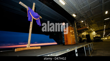 Kaplan Lt. CMdR Robert Wills gibt die pastorale willkommen während der Easter Sunrise Service. Stockfoto