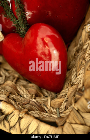 Rotes Herz aus Holz Dekoration Stockfoto