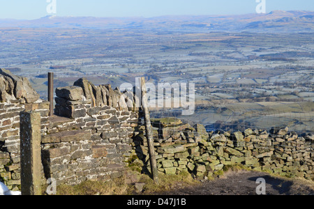 Stein-Stile in trockenen Steinwand auf den Gipfel Pendle Hill mit Blick auf Ingleborough & Pen-y-Gent in Yorkshire Dales Stockfoto