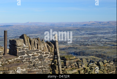 Stein-Stile in trockenen Steinwand auf den Gipfel Pendle Hill mit Blick auf Ingleborough & Pen-y-Gent in Yorkshire Dales Stockfoto