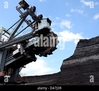 Kohle-Bergbau mit großen Bagger in Aktion Stockfoto