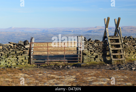 Holzleiter Stile & Tor in Mauer auf Pendle Hügel mit Blick auf Ingleborough & Pen-y-Gent in Yorkshire Dales Stockfoto