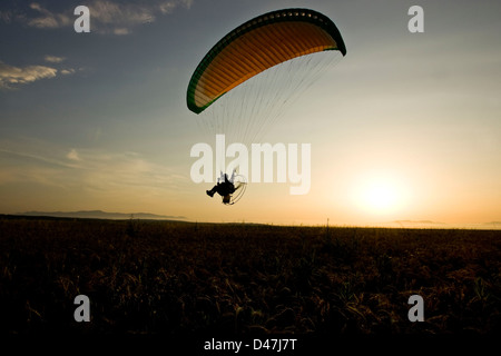 Power Glider und klaren Himmel mit Fallschirm Stockfoto