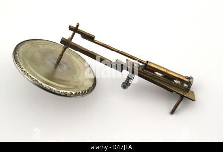 Teil einer alten Dampflokomotive auf weißem Hintergrund. Stockfoto