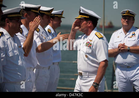 Rear Admiral Michael C. Manazir salutiert bei der Überprüfung der spanischen Marine Matrosen. Stockfoto