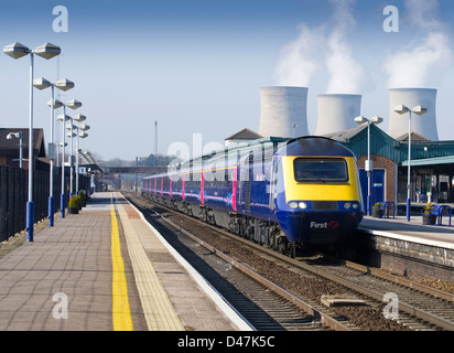 Klasse 43 027 mit einem First Great Western Service von Cardiff zentrale nach London Paddington in Didcot Parkway 03.05.2013 fordert Stockfoto