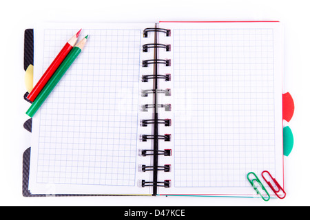 Büro-Notebook isoliert auf weiss. Zurück zum Schulkonzept. Post-it Note. Stockfoto