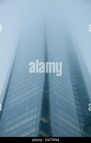 London, UK. 7. März 2013. Der Shard Gebäude in London ist in dichten Nebel gehüllt. Bildnachweis: Amer Ghazzal / Alamy Live News Stockfoto