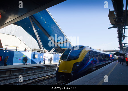 Die neue Rolltreppe Dächer Lesung Bahnhof mit Klasse 180 102 warten mit einem Service, Great Malvern Stockfoto