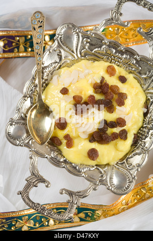 Indisches Essen, Badam Phirni, Mandel-Pudding. Stockfoto