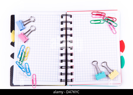 Büro-Notebook isoliert auf weiss. Zurück zum Schulkonzept. Post-it Note. Stockfoto