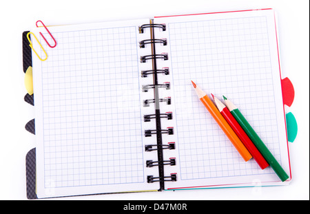 Büro-Notebook isoliert auf weiss. Zurück zum Schulkonzept. Post-it Note. Stockfoto